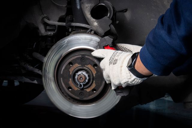 Remblokken en remschijf aan een wagen zonder wiel